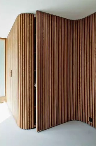 Riflaj acustic flexibil tec montat pe o coloană rotundă într-un living open-space [9]