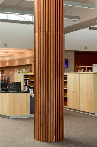 Riflaj acustic flexibil tec montat pe o coloană rotundă într-un living open-space [12]