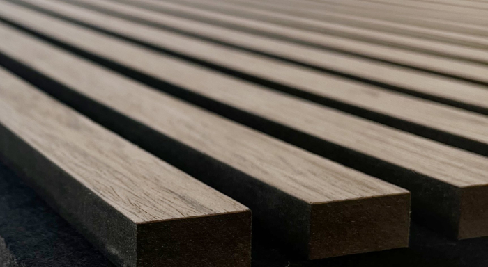 Panou acustic lamelar din MDF pe fetru, decor nuc, montat pe peretele unui hol lung, de la plintă până la tavan [4]
