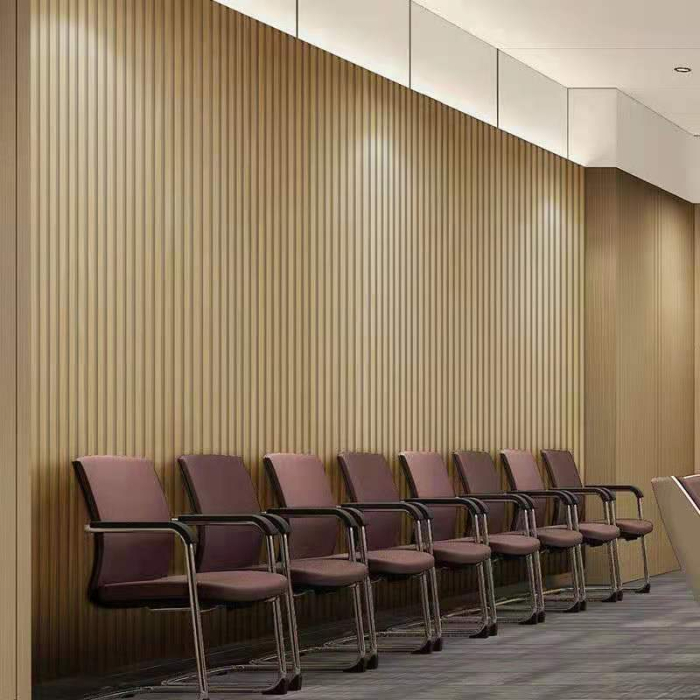 Riflaj acustic MDF pe fetru în nuanță de tec, montat vertical pe peretele din spatele televizorului, în living [8]