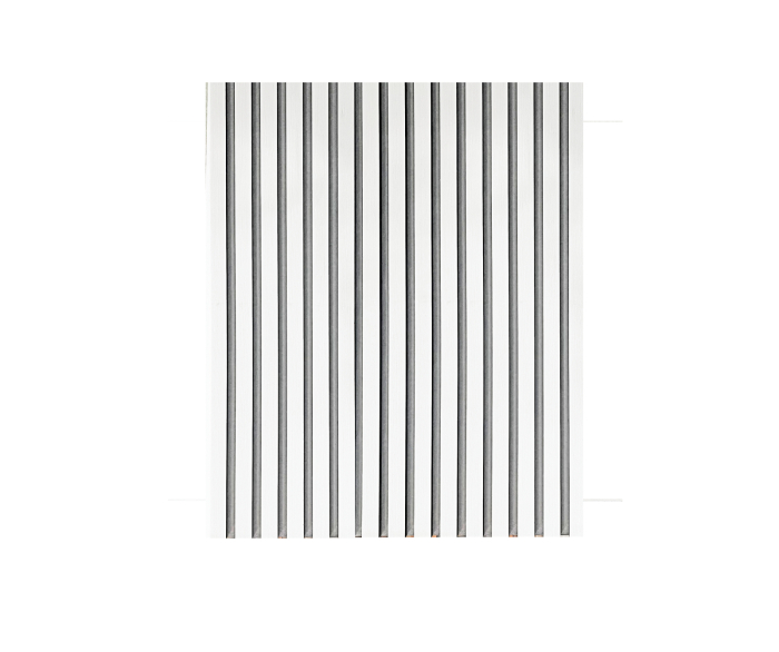 Set de 4 riflaje acustice MDF cu lamele albe pe pâslă gri, montate pe peretele din sufragerie [5]