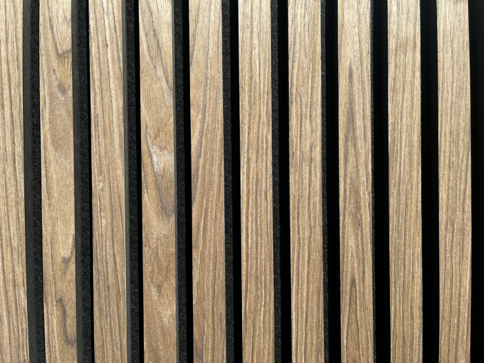 Set de 4 riflaje acustice MDF nuc de 600x600 mm montate în spatele biroului de acasă [5]