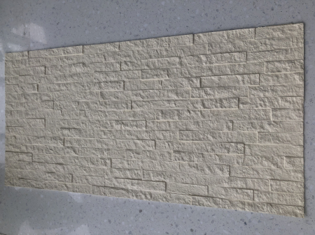 Panouri Decorative - Panou din piatră flexibilă GrandStone bej montat pe un perete de living, zid de piatră stratificată cu fâșii despicate