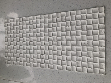Panou din piatră flexibilă Mosaic ivoriu montat pe spatele blatului de bucătărie, mozaic în relief cu pătrățele [5]