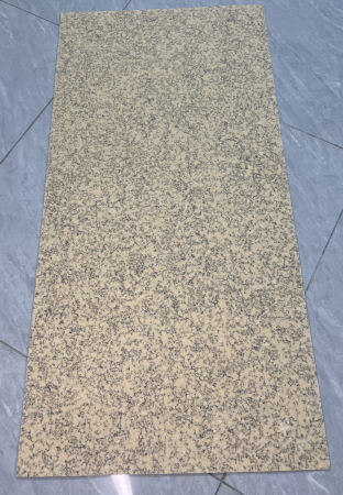 Panou din piatră flexibilă SandStone bej montat pe peretele unei recepții, textură granulată de gresie naturală [3]
