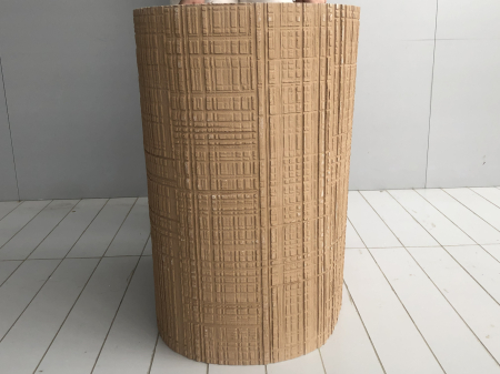 Panou din piatră flexibilă SharpStone maro montat pe un perete de accent, relief geometric cu linii cioplite [2]