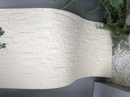 Panou din piatră flexibilă Slimstone ivoriu montat pe peretele unui living, textură de piatră în fâșii fine [1]