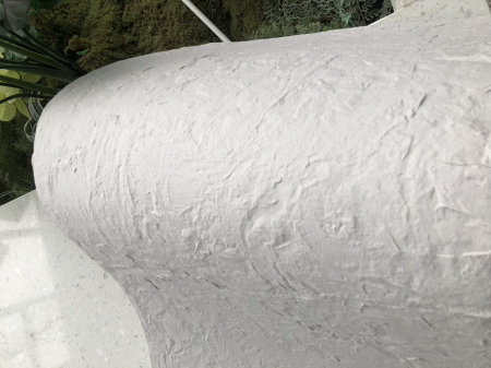 Panou decorativ din piatră flexibilă SplitStone ivoriu, aspect de piatră despicată, pe peretele casei scării [3]