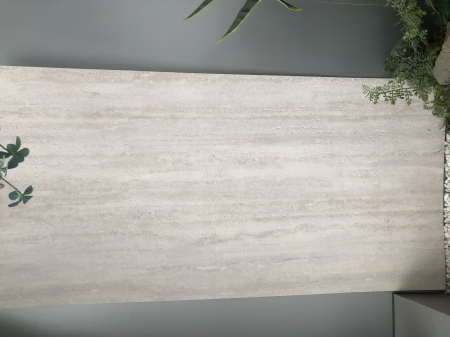 Panouri Decorative - Panou din piatră flexibilă Travertine bej montat în zona de lavoar din baie, vene orizontale de travertin