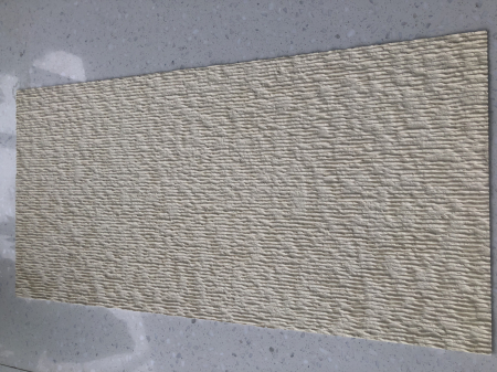 Panou decorativ din piatră flexibilă WaveStone ivoriu, relief mărunt ondulat, pe peretele unei recepții [3]