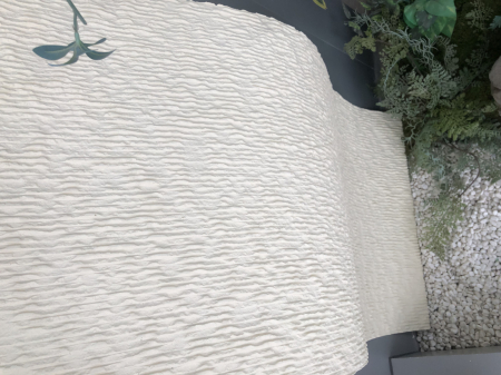 Panou decorativ din piatră flexibilă WaveStone ivoriu, relief mărunt ondulat, pe peretele unei recepții [4]