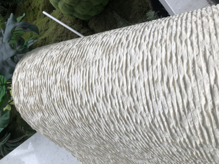 Panou decorativ din piatră flexibilă WaveStone ivoriu, relief mărunt ondulat, pe peretele unei recepții [5]