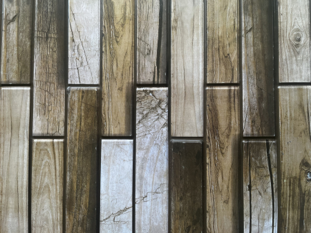 Panou decorativ PVC 3D cu relief de lemn rustic maro, montat pe un perete de accent în living [2]
