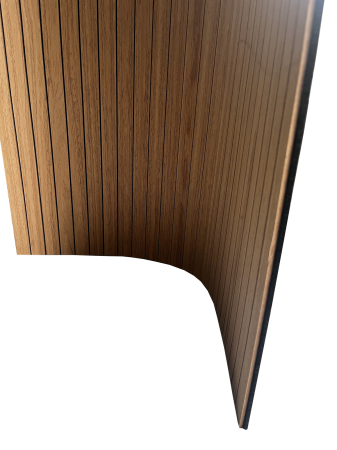 Riflaj acustic flexibil tec montat pe o coloană rotundă într-un living open-space [9]