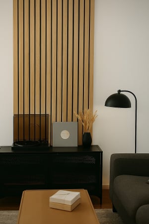 Riflaje Decorative - Riflaj acustic MDF pe fetru, decor stejar deschis, montat ca tăblie pe peretele din spatele patului, în dormitor