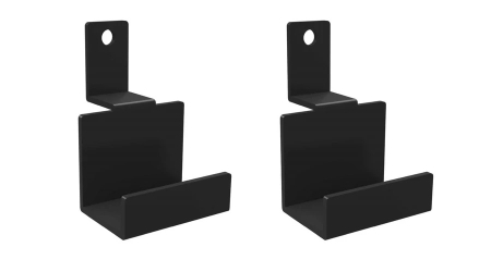 Set de două cuiere metalice negre prinse între lamelele unui perete cu riflaje acustice în hol [1]