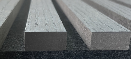 Set de 4 riflaje acustice MDF gri de 600x600 mm montate ca fundal într-un colț de înregistrare [6]