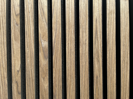 Set de 4 riflaje acustice MDF nuc de 600x600 mm montate în spatele biroului de acasă [4]