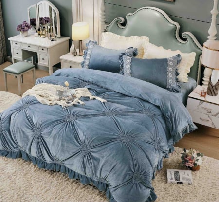 LENJERII DE PAT - Lenjerie pat dublu, Catifea Deluxe, cu pliuri brodate, 4 piese, Bleu