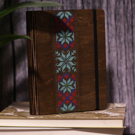 Martisoare - 8 Martie - Agendă din lemn A6, motive traditionale, pictate manual - v5