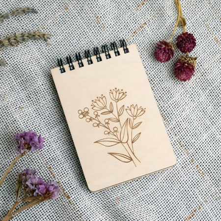Cadouri personalizate - Agendă mini din lemn, foral - V3
