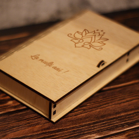 Cadouri personalizate - Cutie din lemn pentru fotografii 10 x 13 cm si stick USB