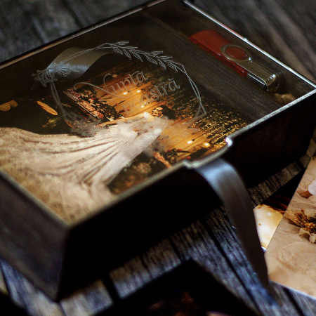 Cadouri personalizate - Cutie din lemn pentru fotografii 10 x 13 cm, cu capac plexiglas transparent