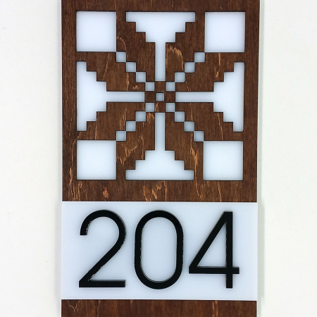 Semnalistica - Placuta indicator pentru camera din lemn si plexiglas - Traditional