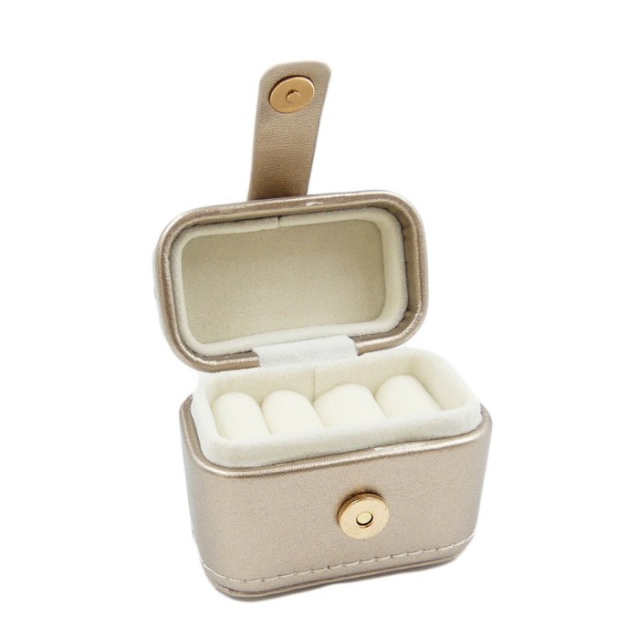 Cutiuta Sissy Rings, pentru transport inele, 4 spatii, piele ecologica, catarama aurie, 6x7x3 cm, bej metalizat, Doty®️ [2]