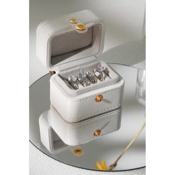 Cutiuta Sissy Rings, pentru transport inele, 4 spatii, piele ecologica, catarama aurie, eleganta, 6x7x3 cm, crem, Doty®️ [4]