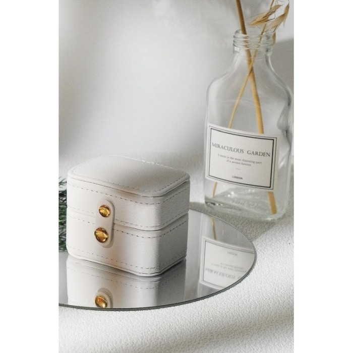 Cutiuta Sissy Rings, pentru transport inele, 4 spatii, piele ecologica, catarama aurie, eleganta, 6x7x3 cm, crem, Doty®️ [5]