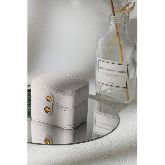 Cutiuta Sissy Rings, pentru transport inele, 4 spatii, piele ecologica, catarama aurie, eleganta, 6x7x3 cm, gri, Doty®️ [3]