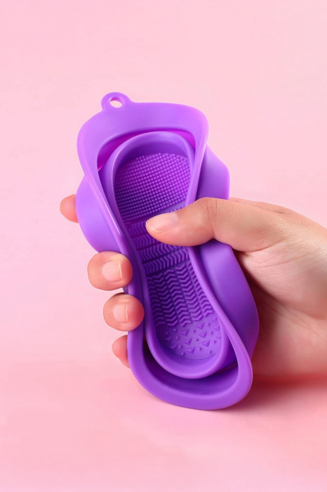 Dispozitiv manual de curatare pensule de machiaj BrushCleaner Basin Doty®, din silicon, cu 4 tipuri de striatii, tip cadita, portabil, pliabil, 15x10, mov [10]