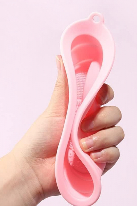Dispozitiv manual de curatare pensule de machiaj BrushCleaner Basin Doty®, din silicon, cu 4 tipuri de striatii, tip cadita, portabil, pliabil, 15x10, roz pudra [5]