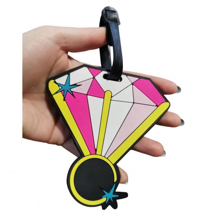 Eticheta pentru identificare bagaj TagMe Doty®, model diamant, este fabricata din silicon flexibil, durabil si usor de curatat. Asigura prindere sigura si vizibilitate crescuta in timpul calatoriilor. [2]