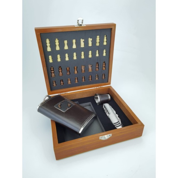 Set cutie eleganta cadou, joc de sah complet, plosca de 150 ml din inox si piele ecologica maro , pahar de shot si  briceag cu d [3]