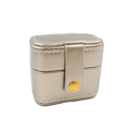 Cutii bijuterii - Cutiuta Sissy Rings, pentru transport inele, 4 spatii, piele ecologica, catarama aurie, 6x7x3 cm, bej metalizat, Doty®️