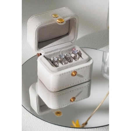 Cutiuta Sissy Rings, pentru transport inele, 4 spatii, piele ecologica, catarama aurie, eleganta, 6x7x3 cm, crem, Doty®️ [3]