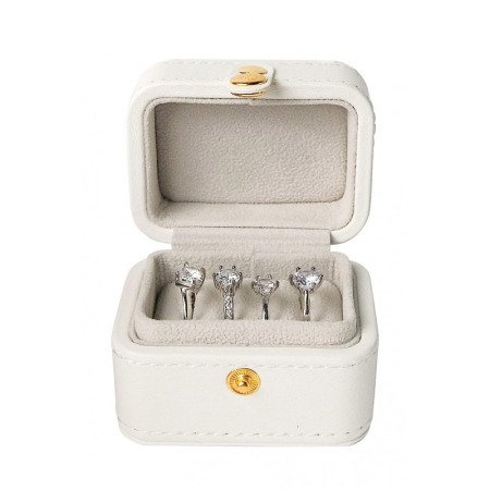 Cutii bijuterii - Cutiuta Sissy Rings, pentru transport inele, 4 spatii, piele ecologica, catarama aurie, eleganta, 6x7x3 cm, crem, Doty®️