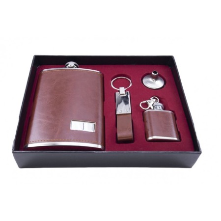CADOURI SI SETURI - Set cadou plosca metalica cu palnie si 2 brelocuri,inox,250 ml, setul este imbracat in piele ecologica de culoare maro deschis,d