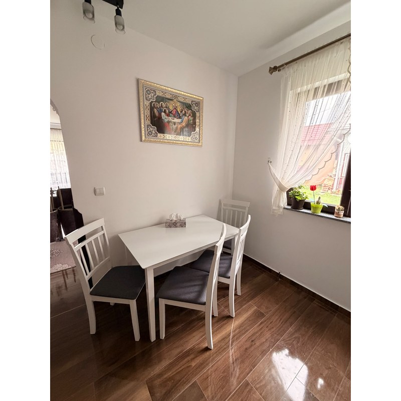 Masă Bali și scaune Hudson în locuința unui client