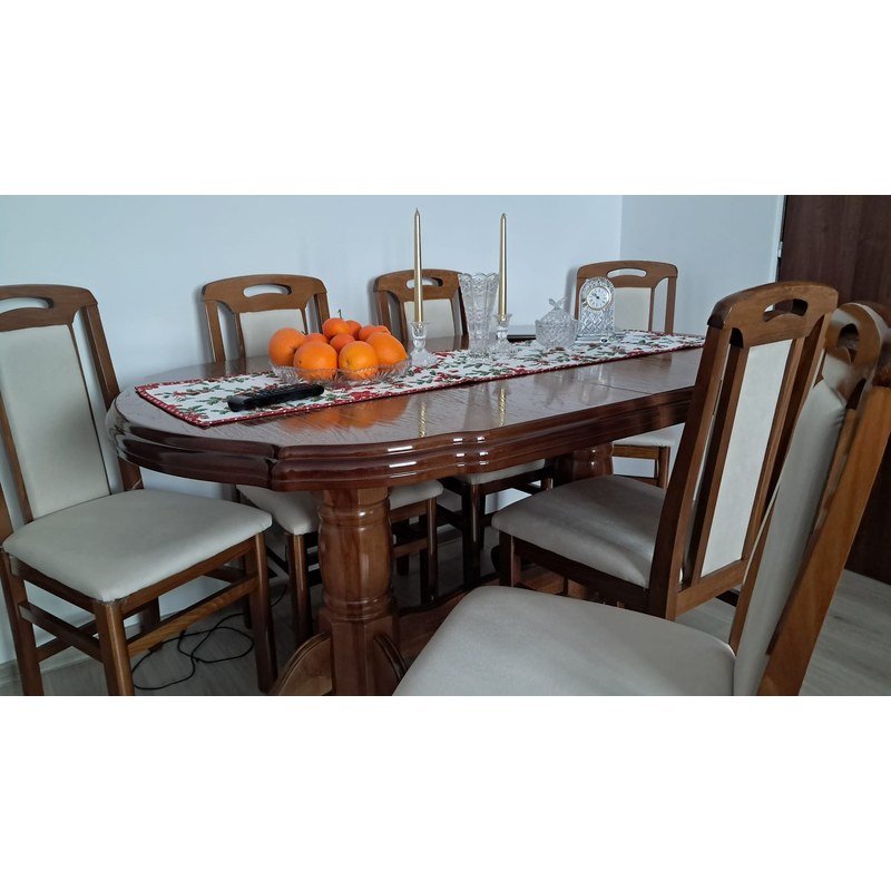 Masă Nork și scaune Tim nuc în locuința unui client