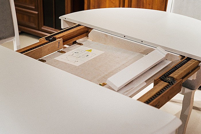 Set masa living extensibila AB Olivia, MDF Furniruit, structura lemn masiv, 6 persoane si 4 scaune AB Albert, tapiterie stofa, lacuit, 120 kg, alb/gri [7]