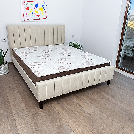 Paturi - Set pat dublu Erzon, elemente lemn masiv, tapitat cu stofa, cu somiera, crem si saltea ortopedica Optima Bamboo, margine antilasare, banda aerisire, 140x200 cm