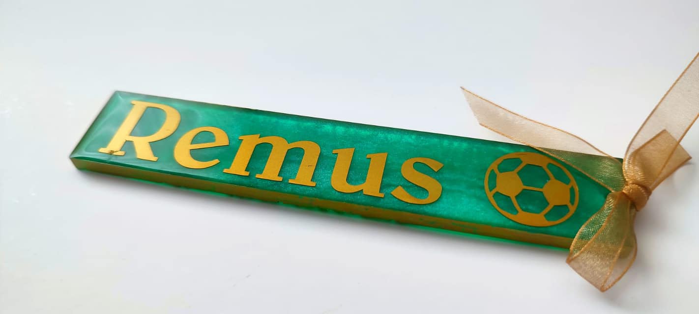 Breloc rășină epoxidică verde scris auriu