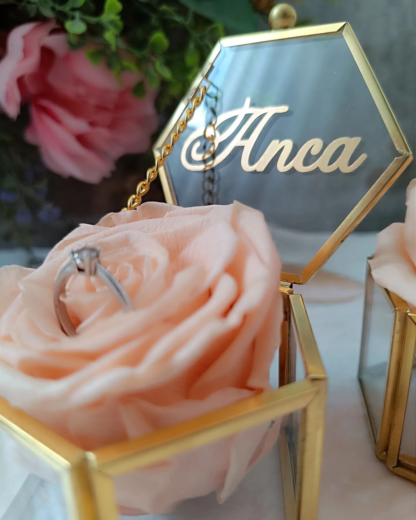 Cutie verighete personalizată cu numele mirilor