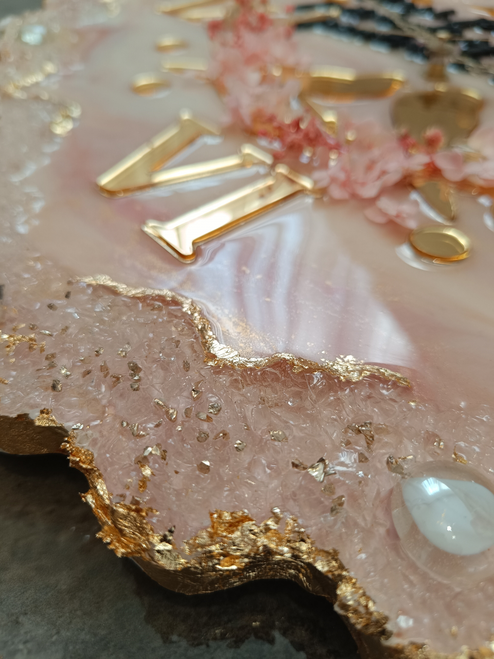 Ceas de perete handmade din rășină – Bijoux Rombe Roz Pal Auriu, unicat [4]