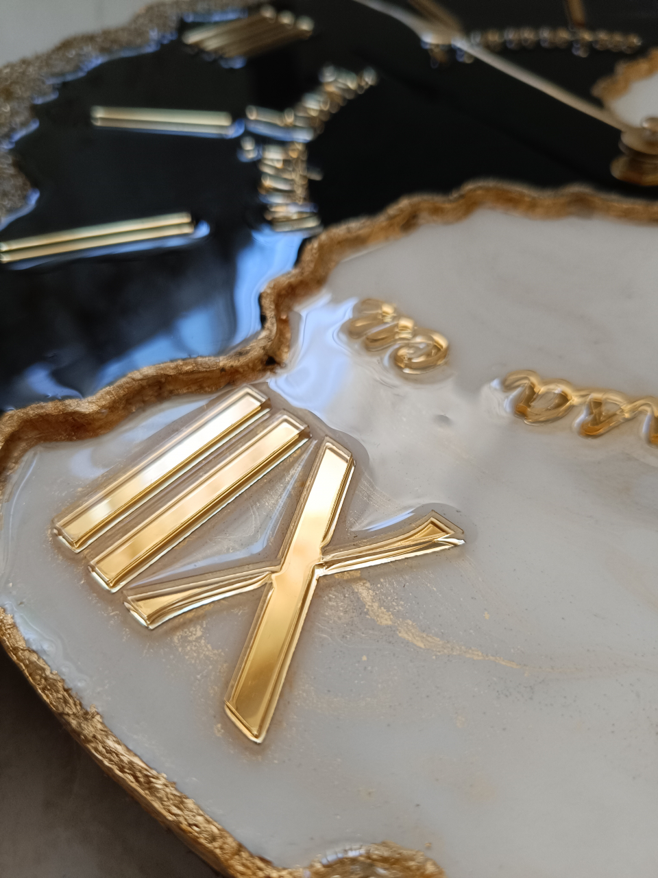 Ceas de perete handmade rasina epoxidica – Butterfly Asimetric Negru Auriu, unicat 45 cm [5]