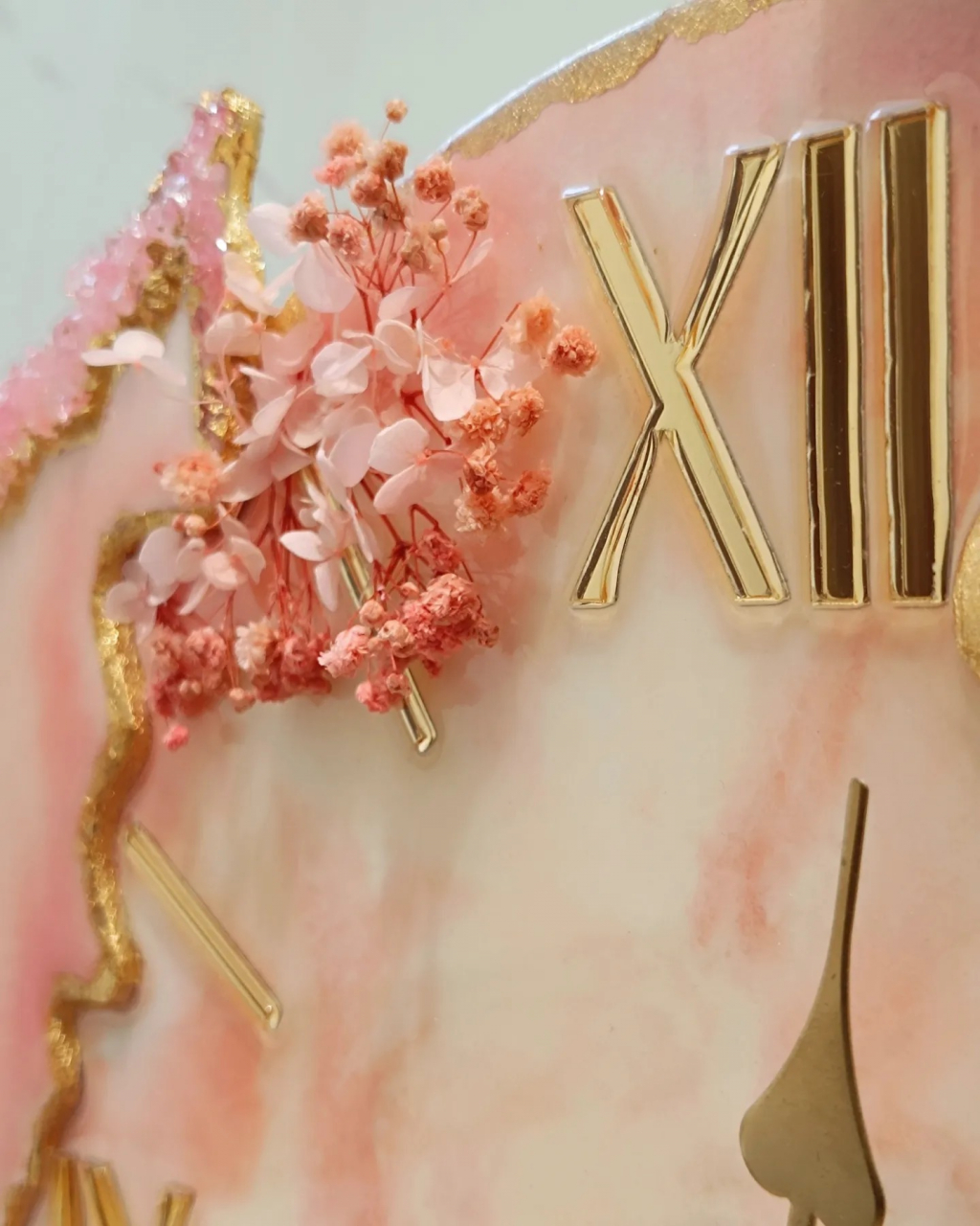 Ceas de perete handmade rasina epoxidica – Butterfly Asimetric Roz Pal, unicat 45 cm [10]