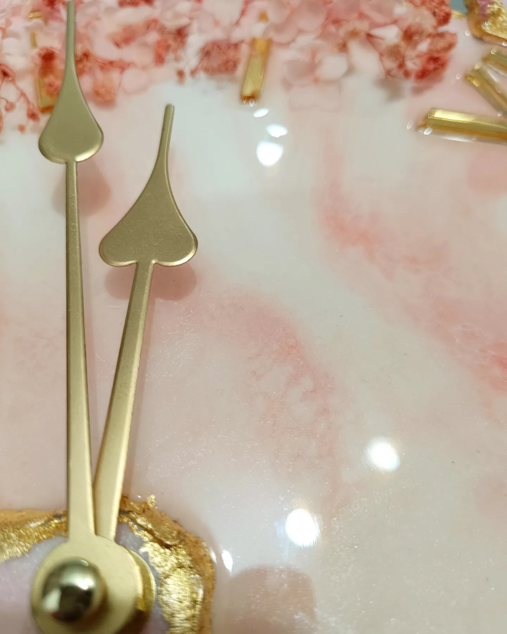 Ceas de perete handmade rasina epoxidica – Butterfly Asimetric Roz Pal, unicat 45 cm [3]